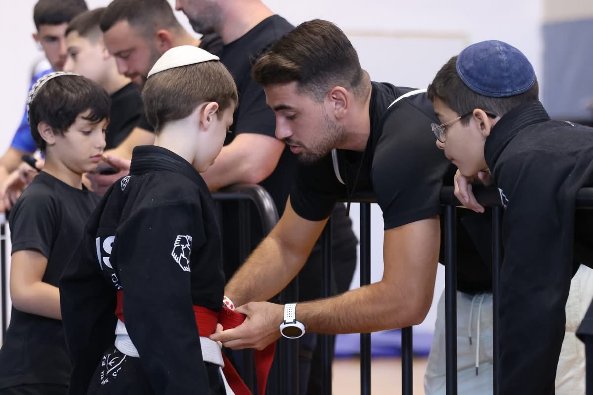 שלו אלנברג - עם ילדים המתאמנים במכון Fusion BJJ Haifa
