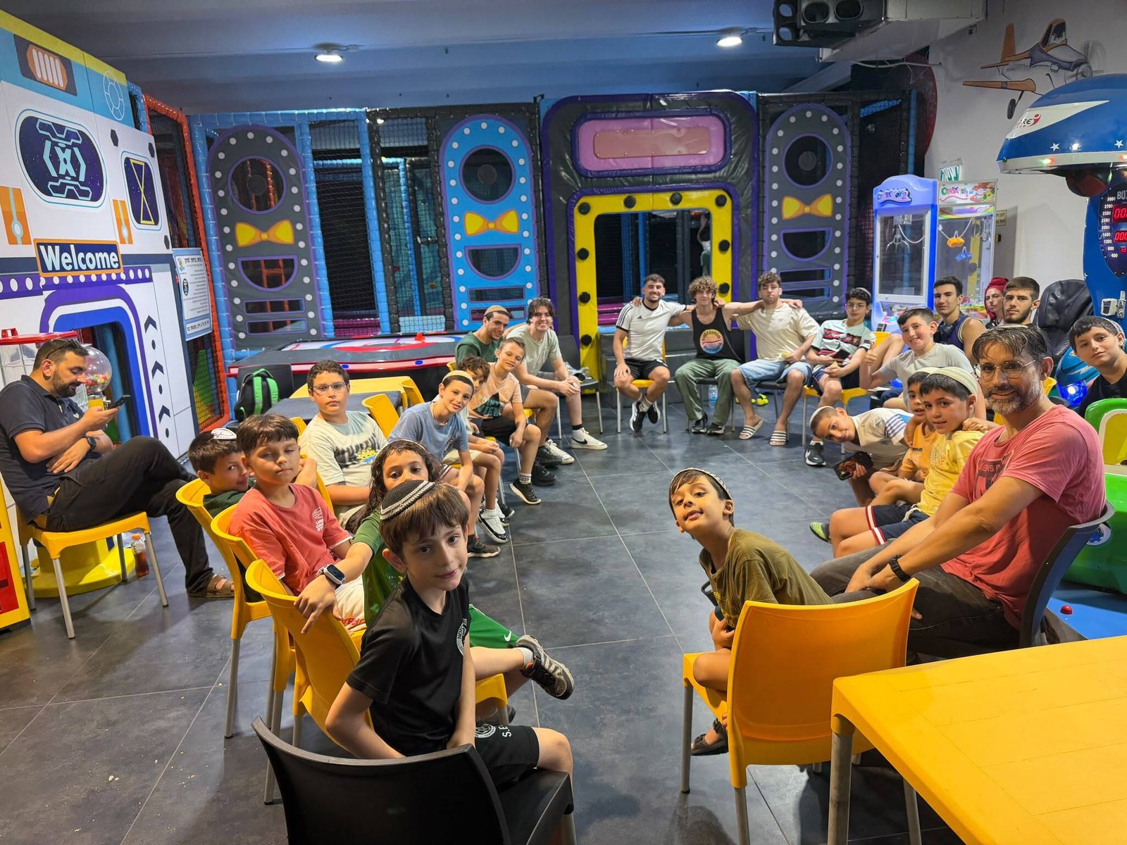 תלמידי מכון Fusion BJJ חיפה יושבים יחד ביום גיבוש קבוצתי