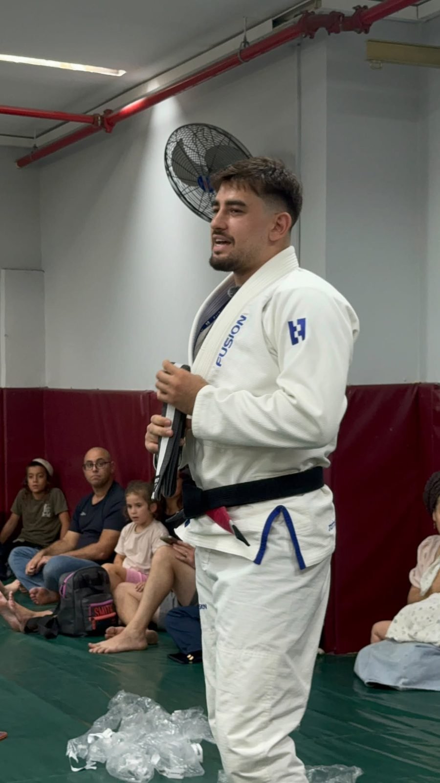 שלו אלנברג מדבר בטקס הענקת חגורות ב-Fusion BJJ חיפה