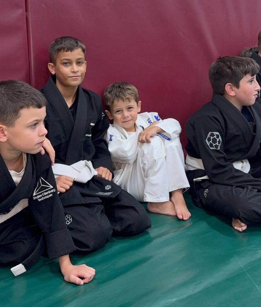 מתאמנים צעירים ב-Fusion BJJ חיפה צופים בטקס הענקת החגורות