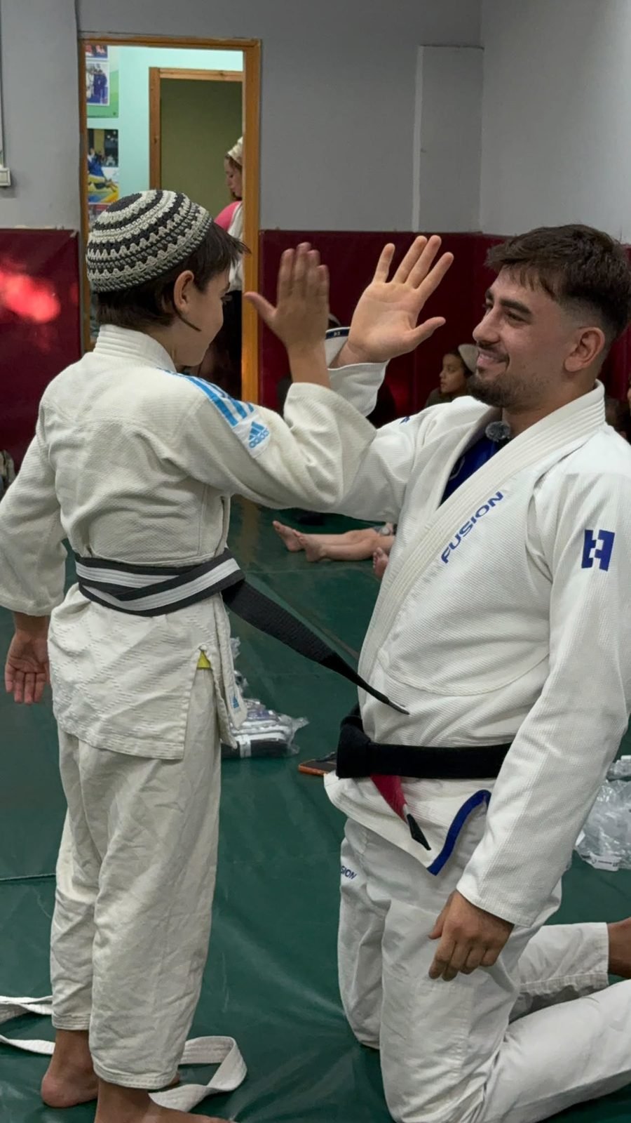 מתאמן ב-Fusion BJJ חיפה נותן כיף לשלו אלנברג אחרי קבלת החגורה