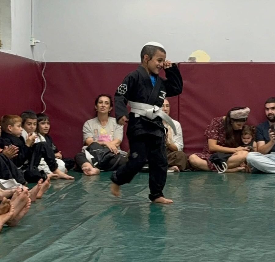 מתאמן צעיר ב-Fusion BJJ חיפה הולך לקבל את החגורה שלו