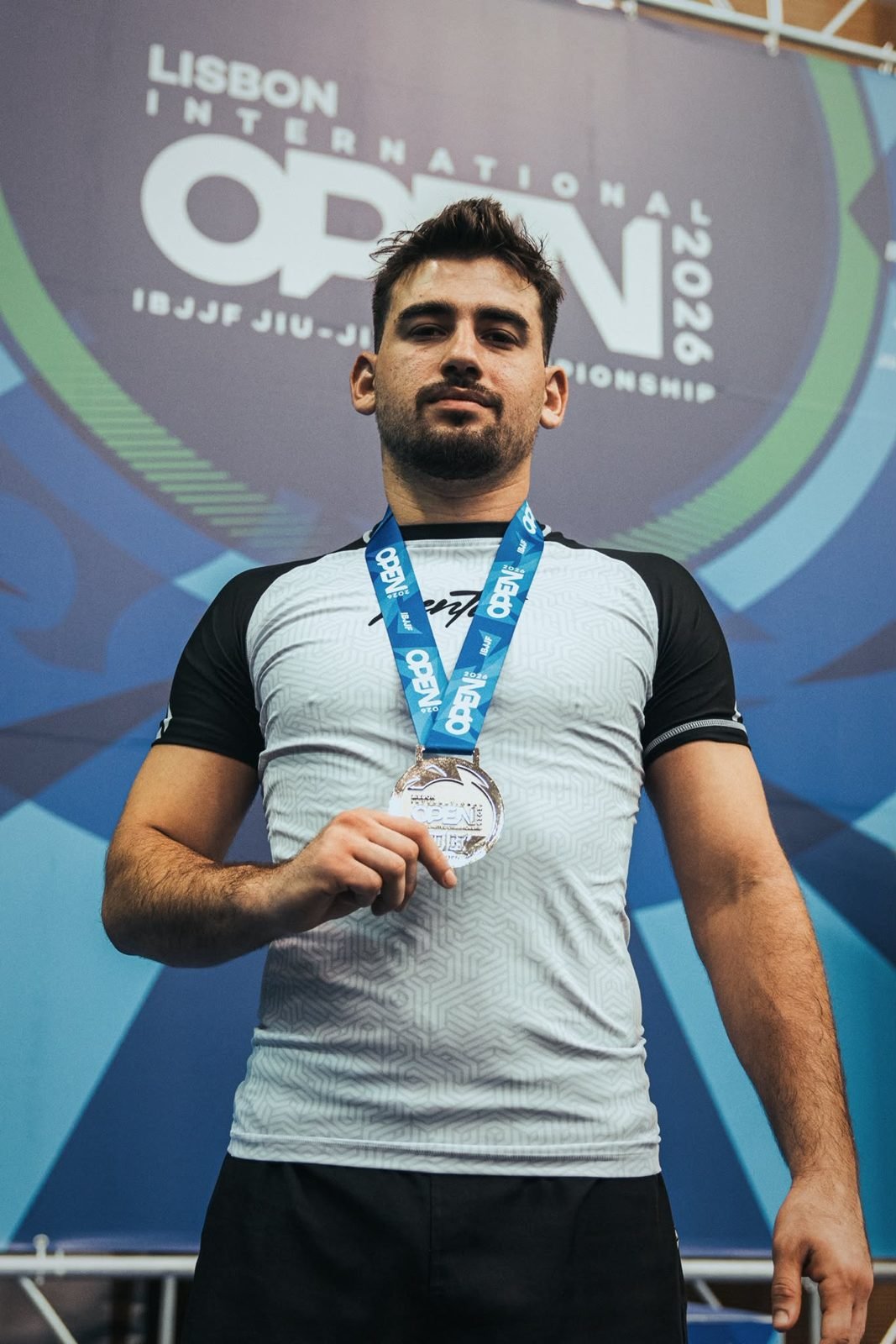 שלו אלנברג, מאמן Fusion BJJ חיפה, עם מדליית הכסף בחגורות שחורות בתחרות IBJJF Lisbon International Open